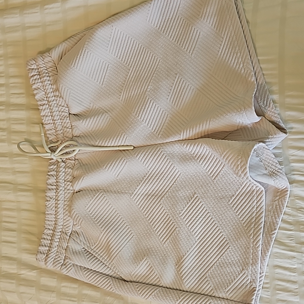 Womans textured shorts with cinchable waist and pockets